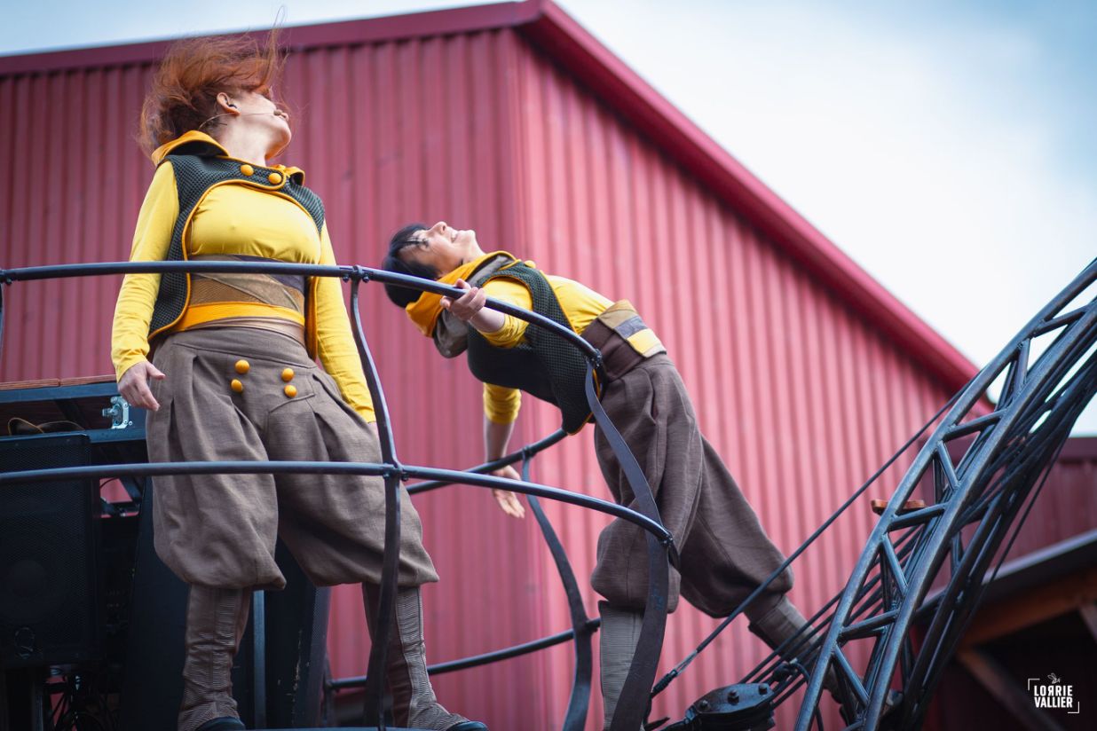 chanteuse et artiste aerienne dans le spectacle karkaans de la cie cirque asymetrik