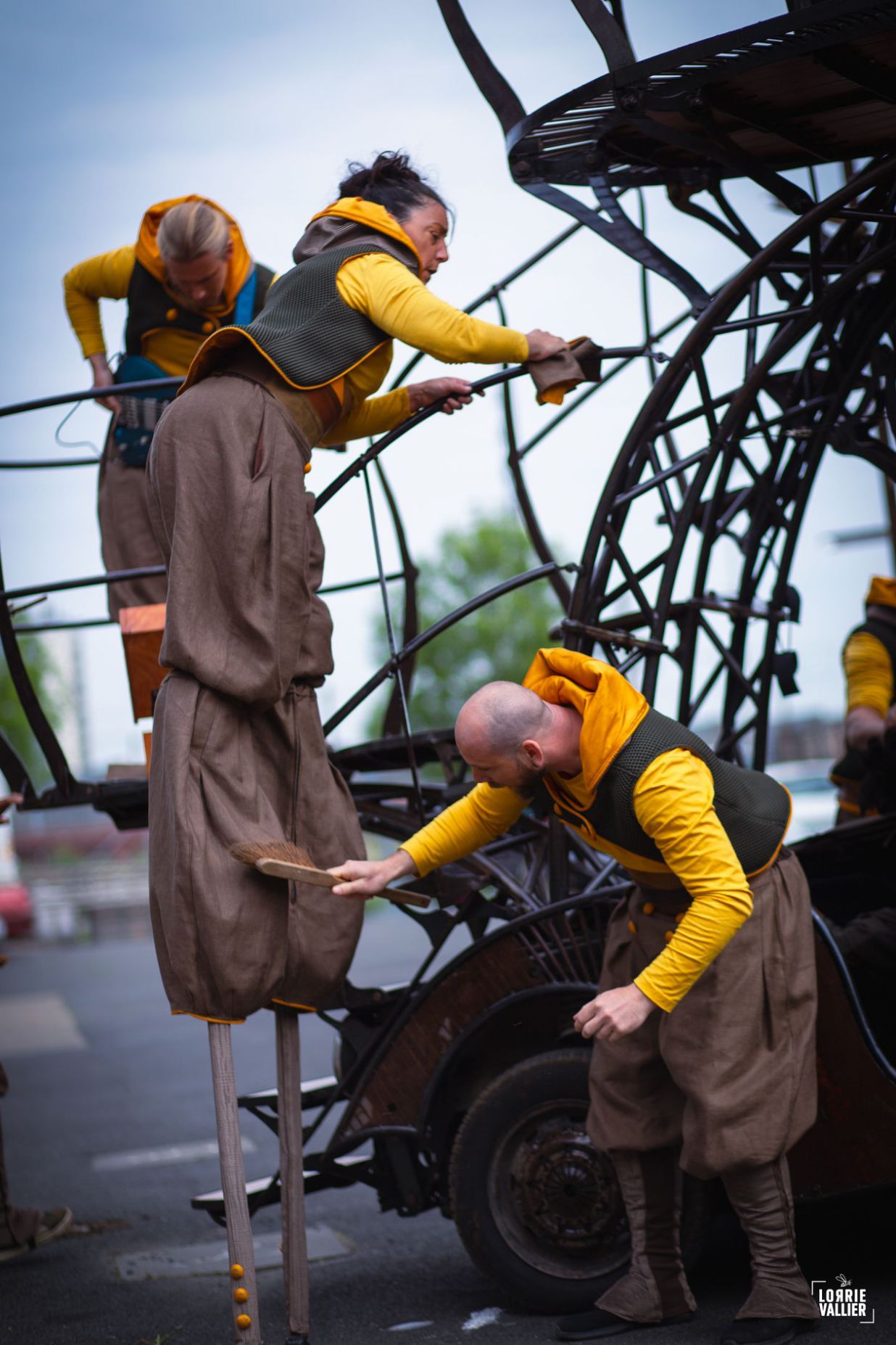 machine de spectacle de rue et echassiers dans le spectacle karkaans de la cie cirque asymetrik