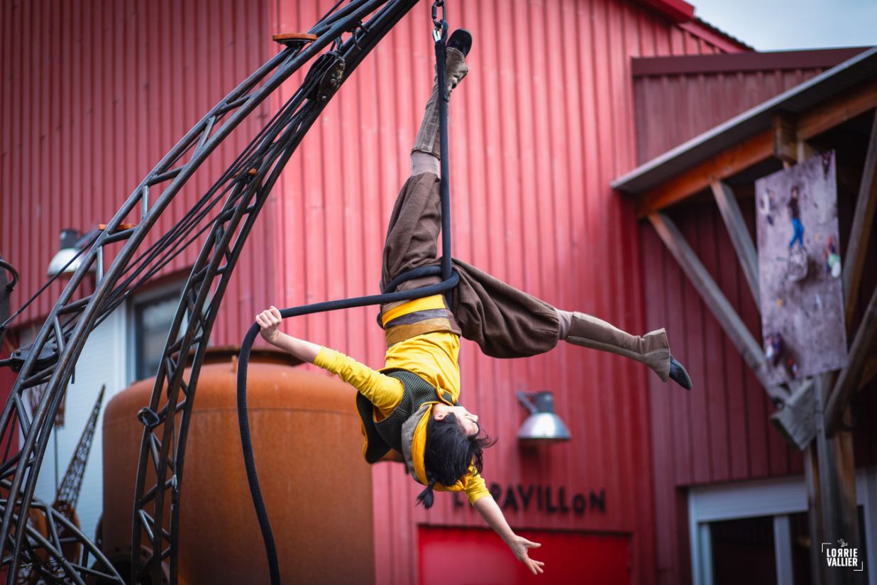 artiste aerienne dans le spectacle karkaans de la cie cirque asymetrik