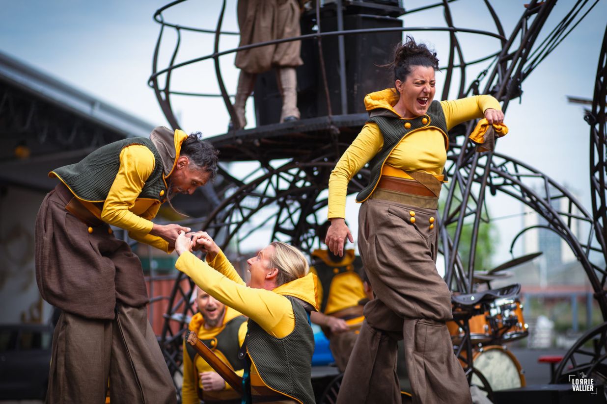 comediens dans le spectacle karkaans de la cie cirque asymetrik