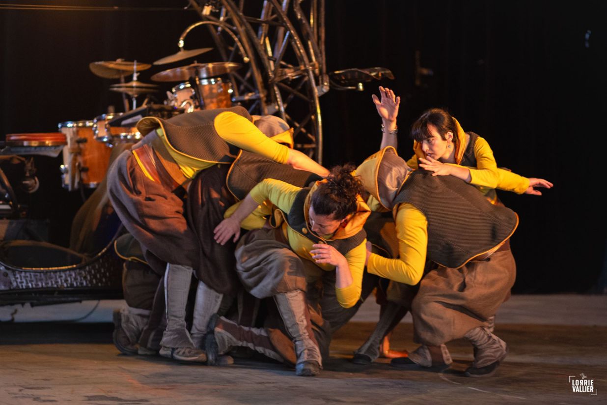 choregraphie dans le spectacle karkaans de la cie cirque asymetrik