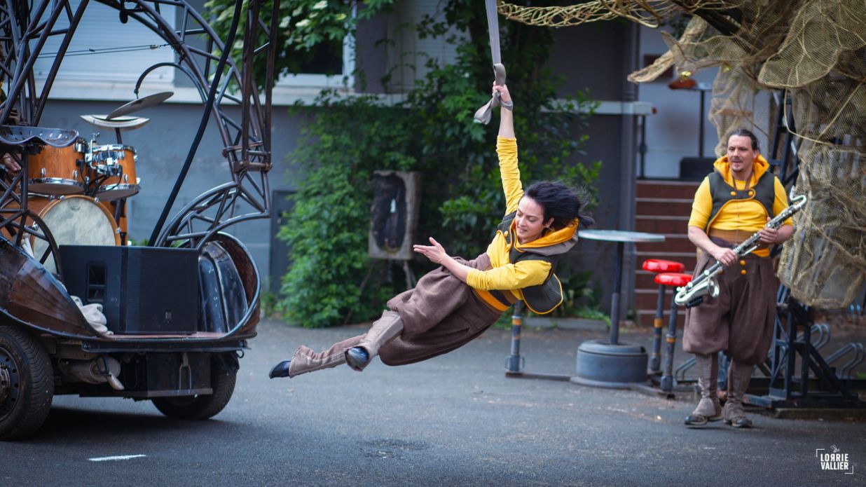 sangles aeriennes dans le spectacle karkaans de la cie cirque asymetrik