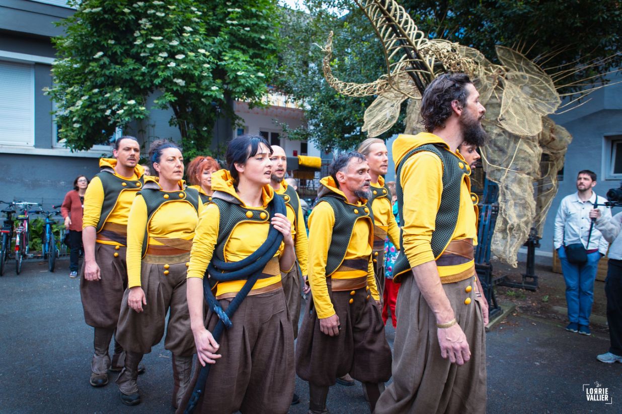 comediens dans le spectacle karkaans de la cie cirque asymetrik
