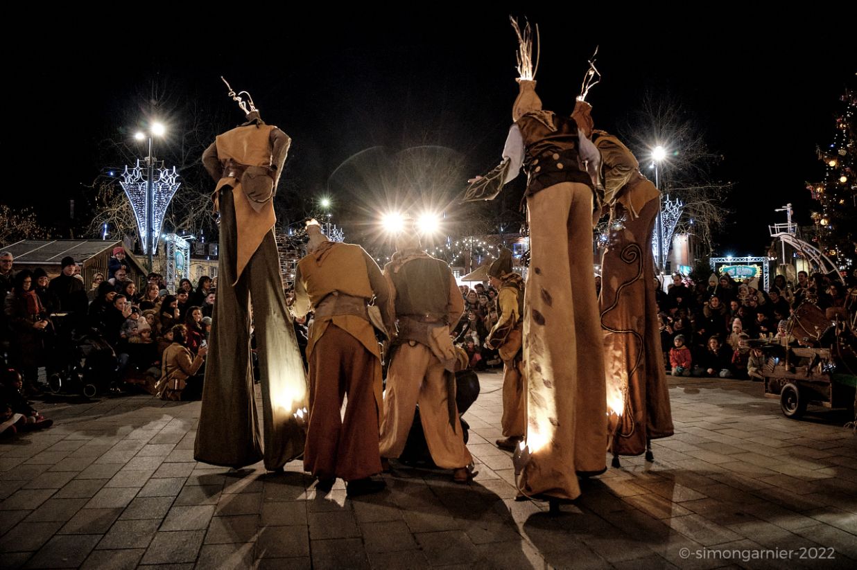 spectacle de rue Les Lutins de la cie cirque asymetrik