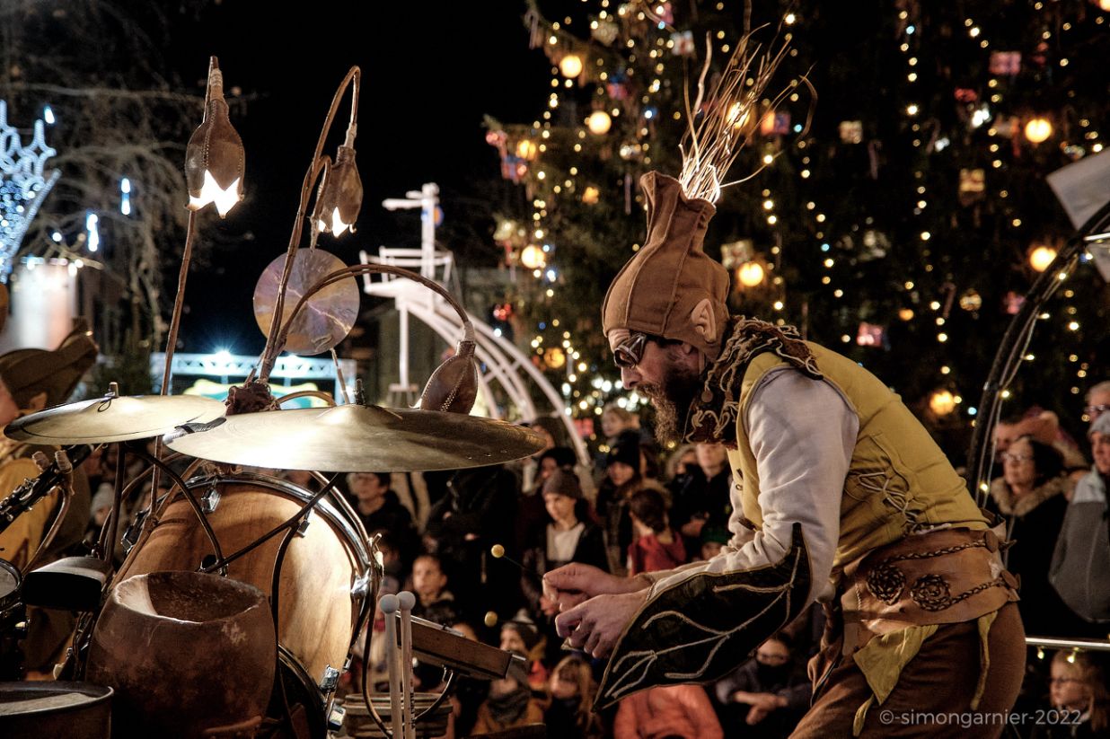 spectacle de rue Les Lutins de la cie cirque asymetrik