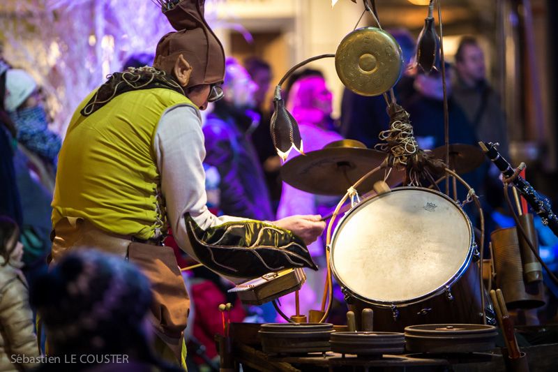 spectacle de rue Les Lutins de la cie cirque asymetrik