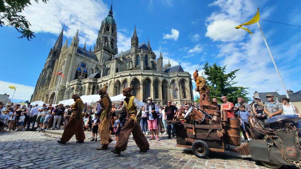 spectacle de rue Les Lutins de la cie cirque asymetrik