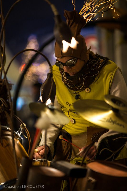 spectacle de rue Les Lutins de la cie cirque asymetrik